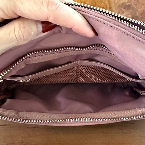 lululemon Women's Everywhere Crossbody Bag 2L Rose Gold Hardware Spiced Chai - Picture 5 of 7